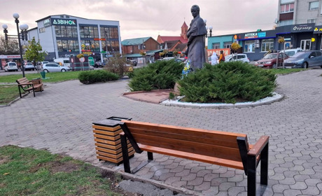 У Звягелі оновлять зупинку на вулиці Соборності та поставили нові лавки біля пам'ятника Шевченку