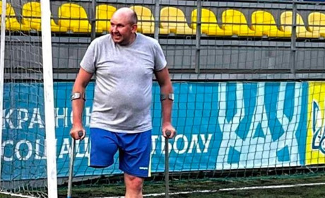 «Не падаємо духом». Воїн Володимир Самусь продовжує грати у футбол навіть на милицях