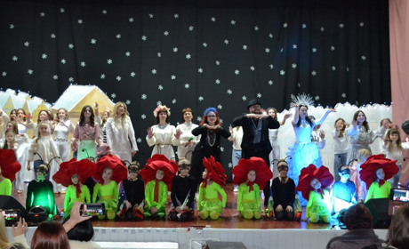 Мюзикл "Снігова Королева" презентували у Старокостянтинові: глядачі задонатили 24 066 гривень