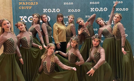 На конкурсі танцю народів світу "КОЛО" дівчата з Переяслава успішно виконали українські народні