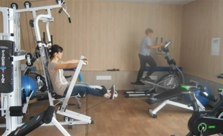 У Містках Сватівського району працює тренажерний зал. Він вже популярний серед жінок та молоді