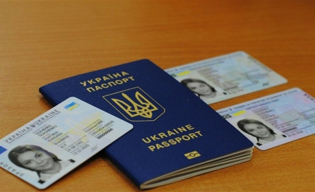 Паспорти-книжечки планують замінити на пластикові картки: уряд підтримав проєкт закону