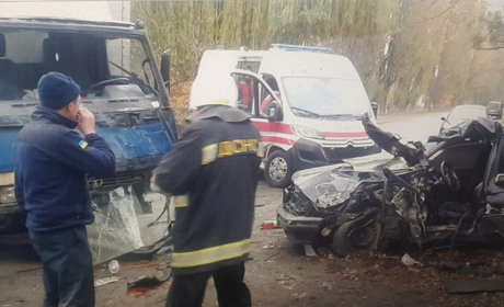 Поблизу Фастова вантажівка врізалася у легковий автомобіль: постраждали двоє людей