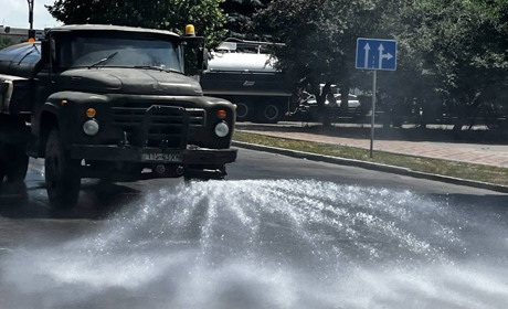 Як у Старокостянтинові рятують місто від спеки: щоденний полив вулиць, дерев і квітів