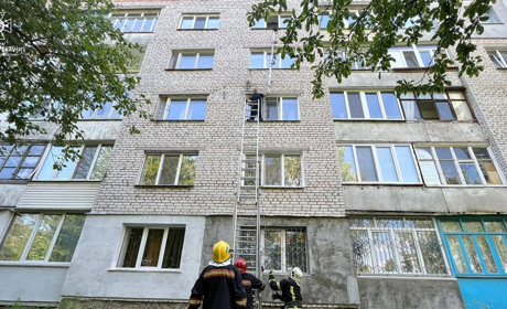 Спускався на зв'язаних простирадлах з 5 поверху: на Житомирщині рятувальники зняли людину-"павука"
