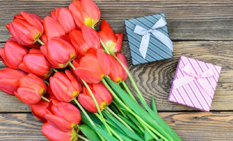 Ручка «для двоек», цветы, расставание и собака: что дарили мелитопольским женщинам на 8 Марта?