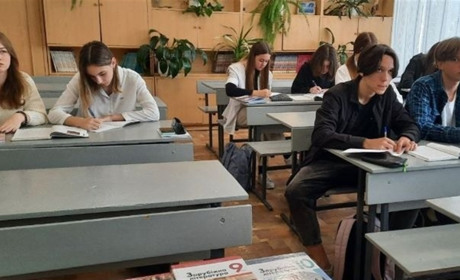 Освіта в Україні: учні змушені вдавати, що навчаються, а вчителі – що навчають