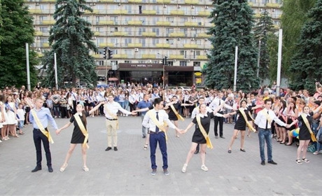 Випускників Дніпропетровщини запрошують взяти участь у конкурсі на кращий шкільний вальс
