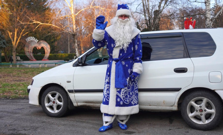 "Я – Святий Миколай, а не Дід Мороз!" У Переяславі таксист возив пасажирів в костюмі Чудотворця