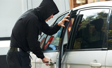 Хтось святкує, а хтось рубає ялинки та зламує машини в центрі Білопілля