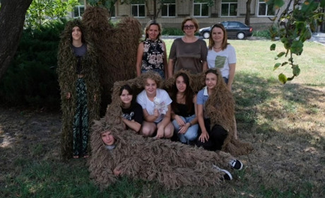“Люди у цій справі сильно потрібні”. Молодь Тростянця плете кікімори і закликає доєднуватись