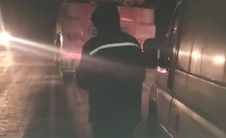 Швидка, поспішаючи до породіллі, застрягла у наметах