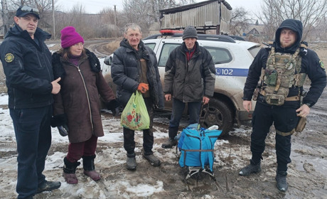 Евакуація на Харківщині: поліцейські допомогли пораненому та вивезли людей у безпечне місце