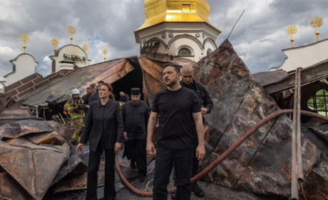 Ворог цілеспрямовано атакував київські святині. Зеленський відвідав місця російських ударів
