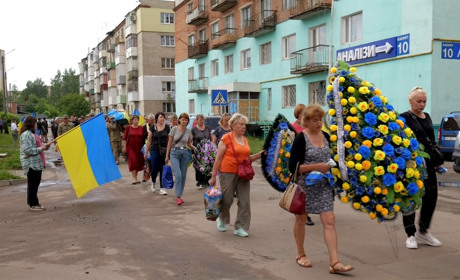 Не витримало серце. Шосткинська громада провела захисника, якому назавжди 35