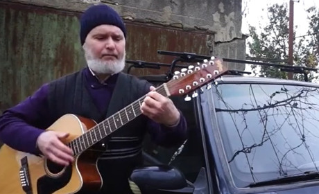 Відео: священник з Майорів записав пісню та зняв кліп про жахливий стан дороги між Т1625 та Т1619