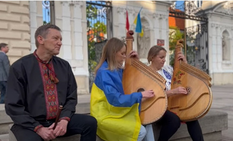 «Nothing else matters» чи «Ніч яка місячна»? Херсонська музична родина грає хіт просто неба