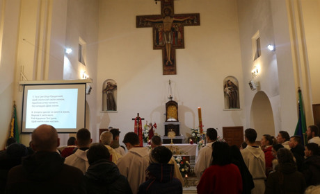 Фотоісторія. Запалювали вогні від півтораметрового Пасхалу. Як у костьолі Великдень святкували