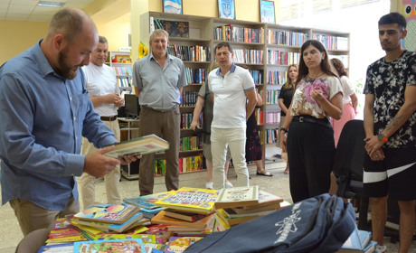 Рівненські атомники долучилися до патріотичної книгозбірні