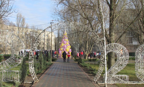 Висят на лапах елки «память» и «добрые мечты»: мелитопольцы рассказали о необычных игрушках