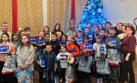 Діти зі Звягеля отримали різдвяний подарунок — театральну виставу та зустріч зі Святим Миколаєм