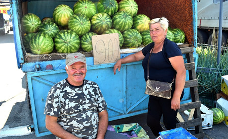 Треба брати "дівчаток" і з сухими хвостиками! Продавці радять, як купити найсолодший кавун на базарі