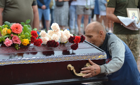 Южноукраїнська громада провела в останню путь загиблого воїна - 25-річного Олега Каваку. ФОТО