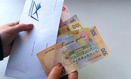 Як пенсіонерам знову отримувати пенсію в Укрпошті, а не у банку?