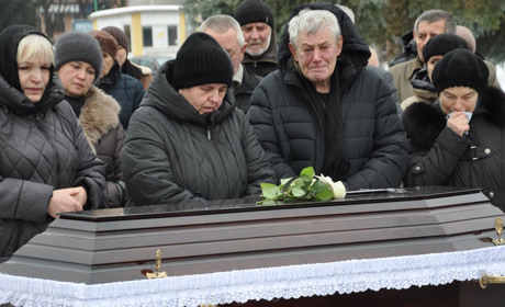 Через півтора року невідомості до рідного Чорткова «на щиті» повернувся «азовець» Вербовецький Ігор