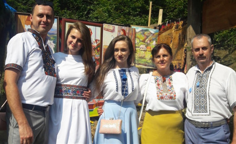 Родина Марінців з Костилівки – єдині в районі шиють вишиванки на замовлення