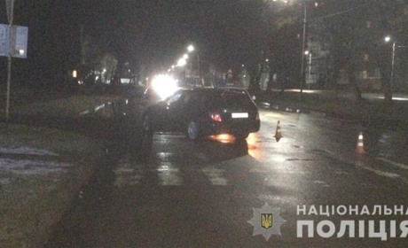 На вулиці Івасюка водій «Мерседеса» скоїв наїзд на 43-річного чоловіка. Потерпілий отримав травми