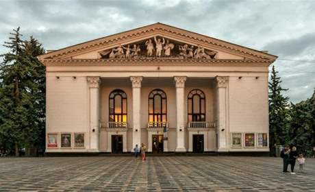 Окупанти урочисто відкрили драмтеатр, який знищили разом з людьми у Маріуполі: Відео