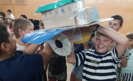 В языковом лагере мелитопольской школы ребятня с волонтером мастерили вездеходы... из коробок