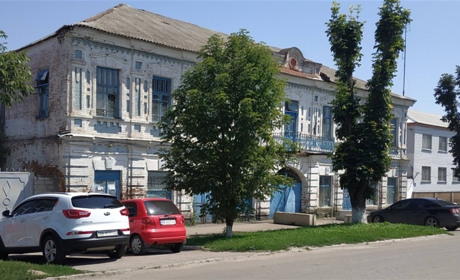 Будівлю колишнього банку «Україна» у Сватовому знову продавали з аукціону. Хто купує і за скільки