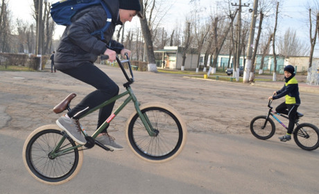 Стрибки, паріння, адреналін, BMX: біляївські підлітки захоплюються екстремальним видом спорту