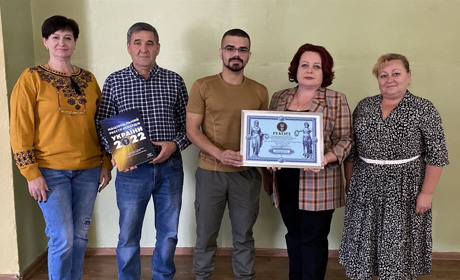Первомайському ліцею «Ерудит» передали документ, який засвідчує рекорд його випускника