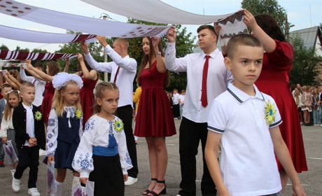 1 вересня у школах Старокостянтинівської громади: свято знань та добра справа для ЗСУ