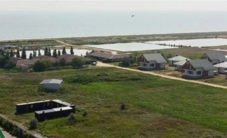 На розграбованій базі відпочинку в Генгірці помітили автобуси, украдені в Херсоні і Новій Каховці