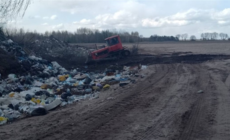 У Сосновій готуються до Великодня та Радониці – підгорнули сміттєзвалище і прибрали на кладовищі