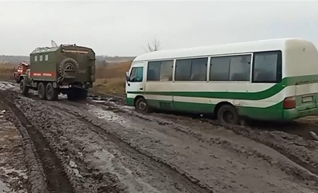 Рашисти обстріляли колону цивільних авто на Дорозі життя в Запорізькій області