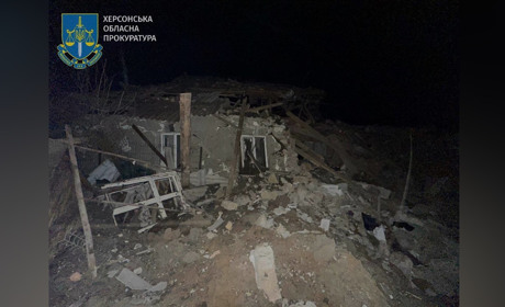 Вночі російські терористи обстріляли село на Херсонщині: загинула жінка