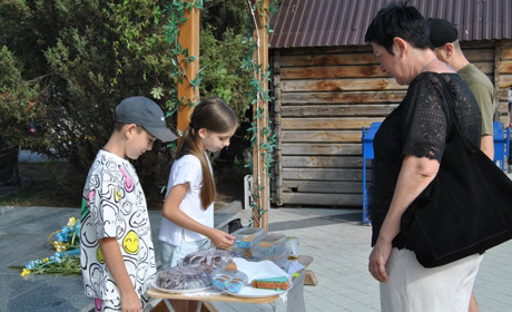 «Покупців було багато, тому ми за годину все продали». Як діти у Городку наближають день перемоги