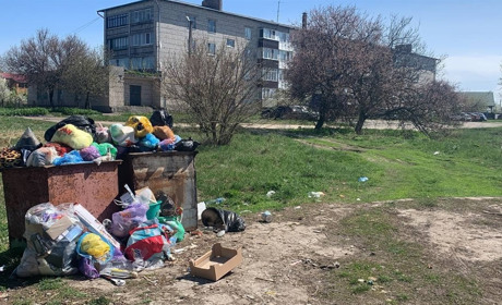 Жителі села Циблі на Переяславщині у сміттєвому колапсі винуватять керівництво госпіталю: чому?