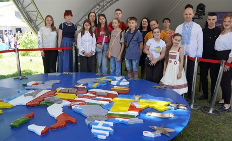 Фастівчани разом із Посолкою ЄС в Україні Катаріною Матерновою символічно доєднали Україну до ЄС
