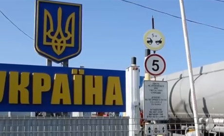 Паливу бути: бензовози перетинають кордон першочергово