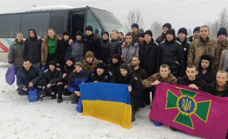 "Перший за рік свіжий фрукт": звільнені з полону бійці розповіли, чим їх годували. Хроніка 4 лютого
