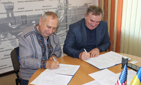 Звягель підписав договір про співробітництво між Миргородською та Звягельською громадами