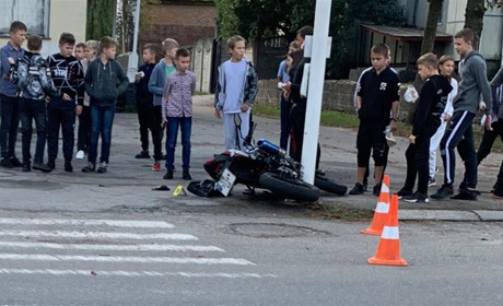 У Мені мотоцикл вдарився у легковика під час обгону