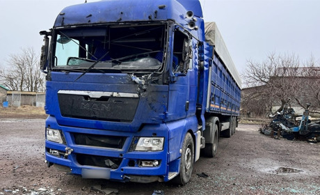 На Херсонщині російські терористи атакували житлові будинки, автівки, підприємство (ФОТО)