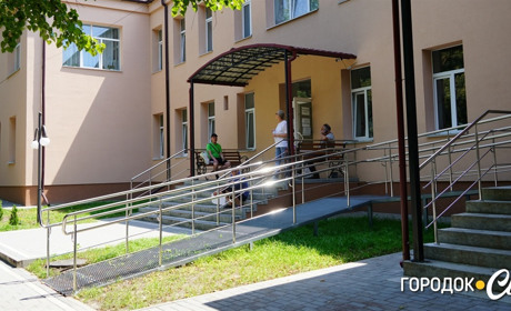 Доступна для всіх: у поліклініці Городоцької лікарні встановили пандуси